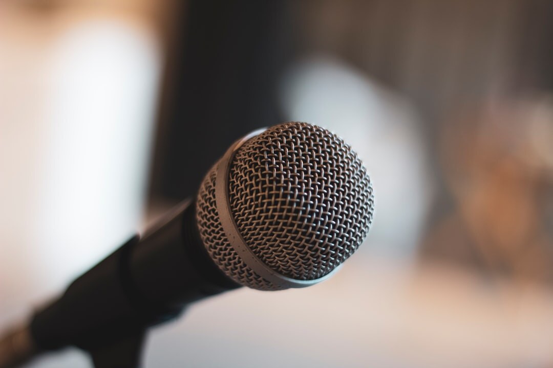 Microphone de journaliste en conférence de presse